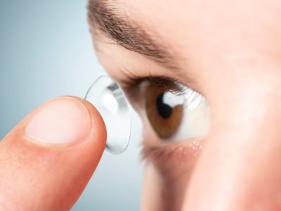 man-applying-his-contact-lens