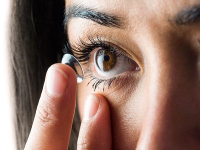 woman-about-insert-her-contact-lens