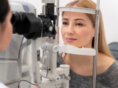 woman-eyes-consult